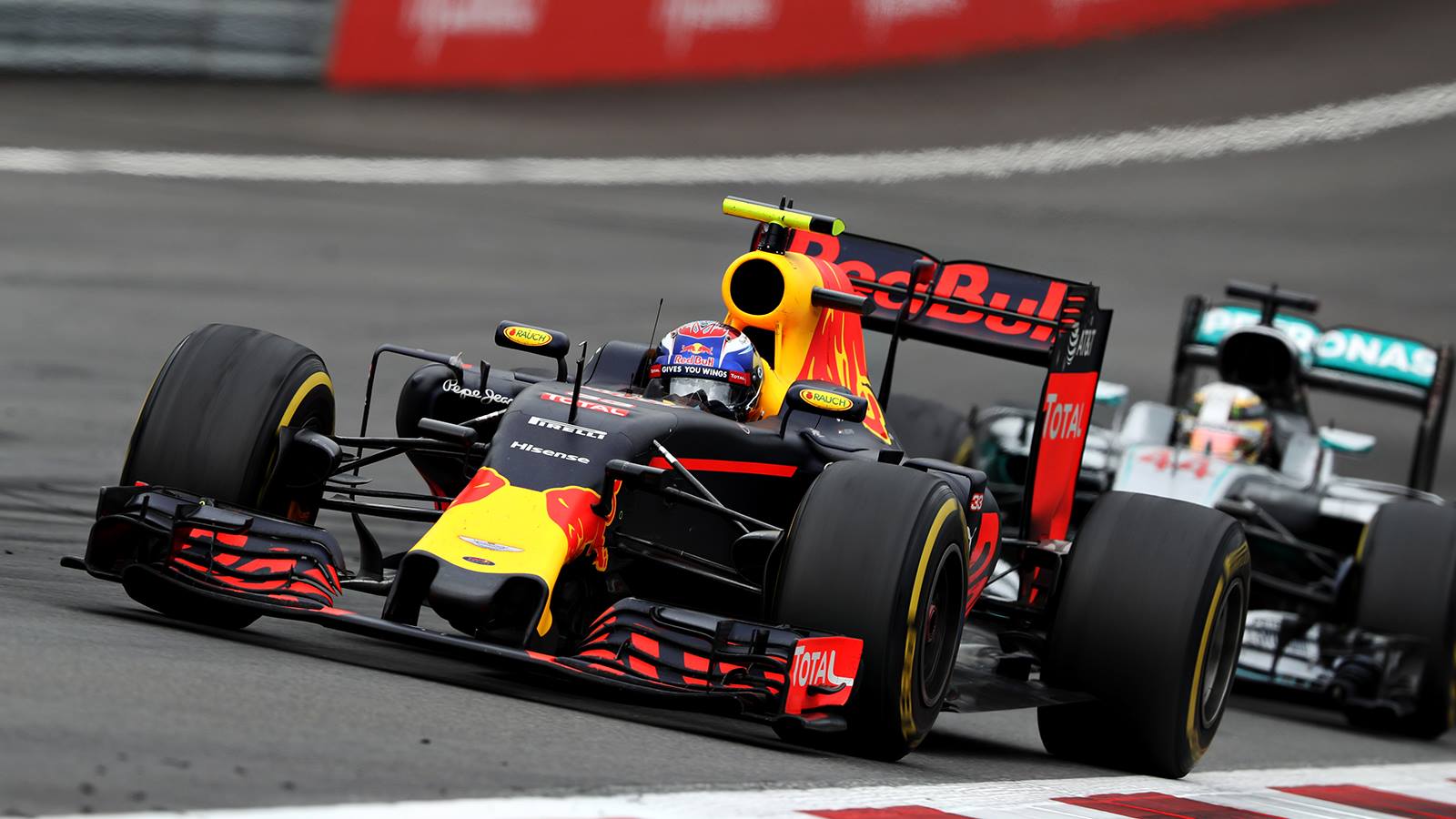 Verstappen levou a Red Bull a ficar com o pódio em sua casa.