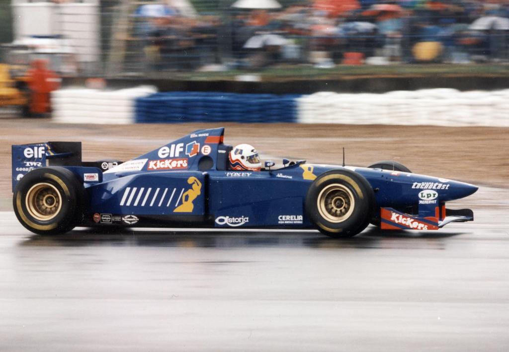 Mesmo dividindo o carro com Suzuki Brundle conseguiu bons resultados com a Ligier.