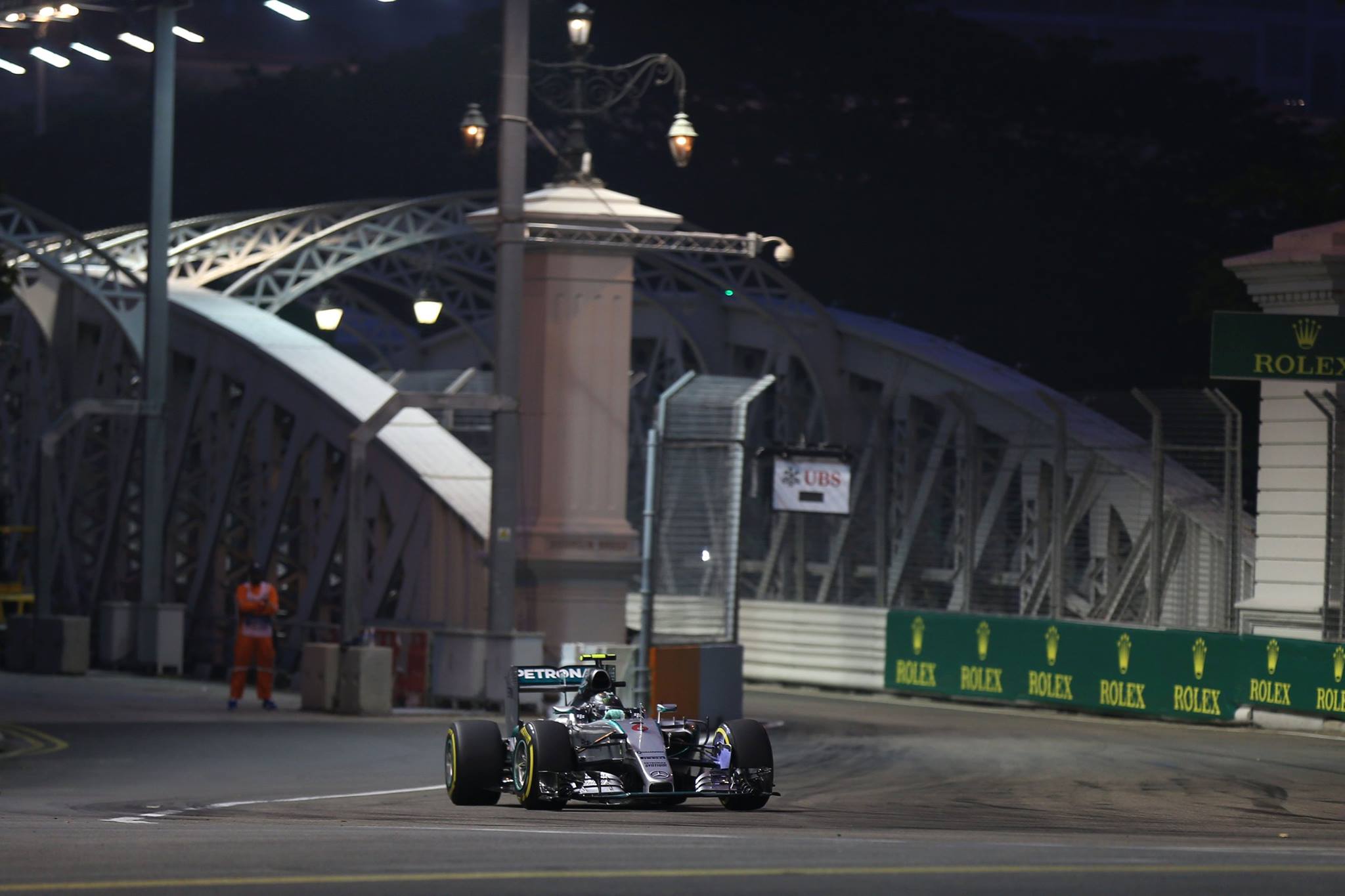 Rosberg superou Hamilton no primeiro treino livre