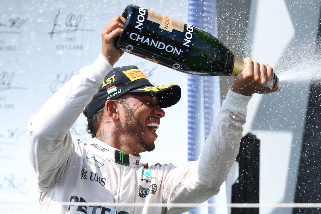 Hamilton conquista vitória na Hungria após tomar a ponta de Rosberg na Largada e assume a liderança do Campeonato