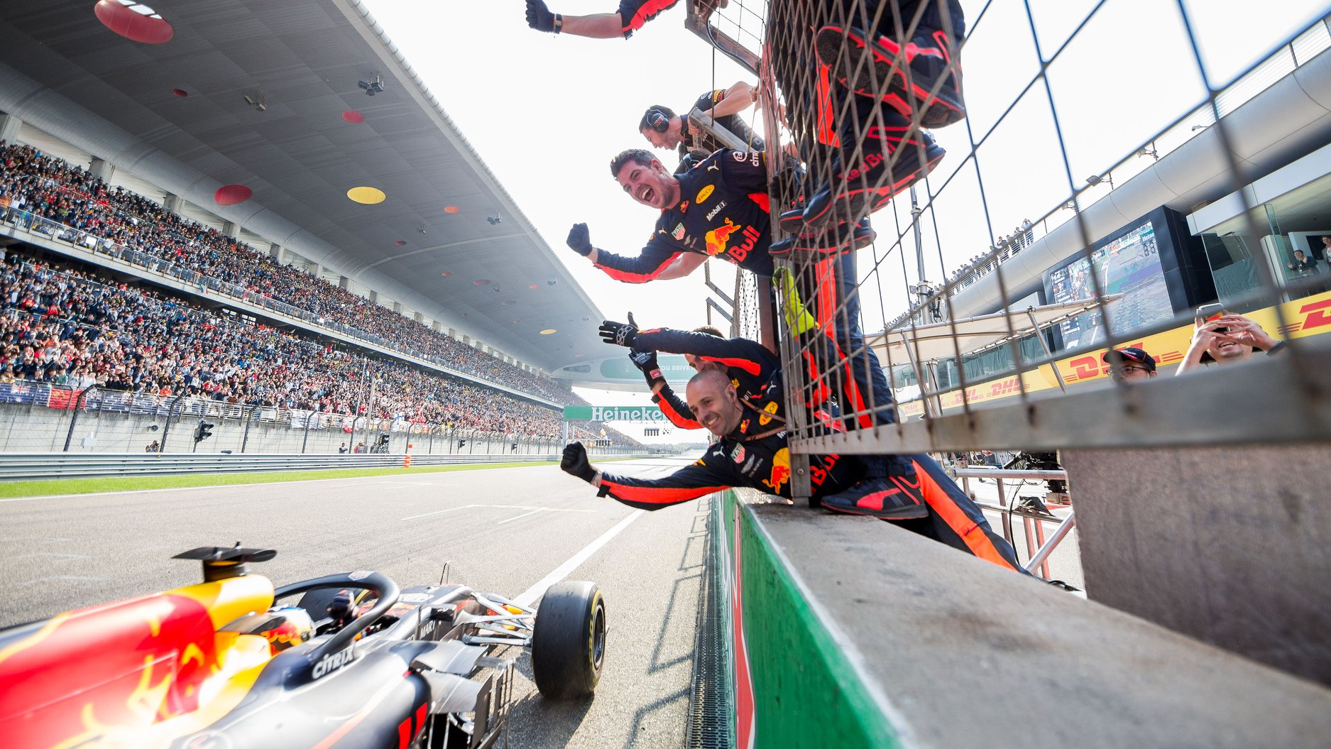 Ajudado por safety Car e estratégia audaciosa da Red Bull, Ricciardo conquista vitória em Xangai