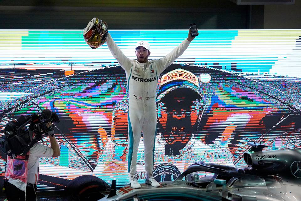 Lewis Hamilton fecha temporada com Vitória em Abu Dhabi