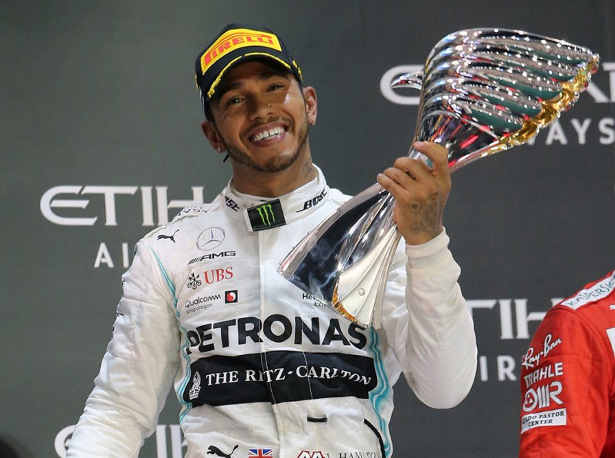Hamilton fecha a temporada com pole e vitória em Abu Dhabi