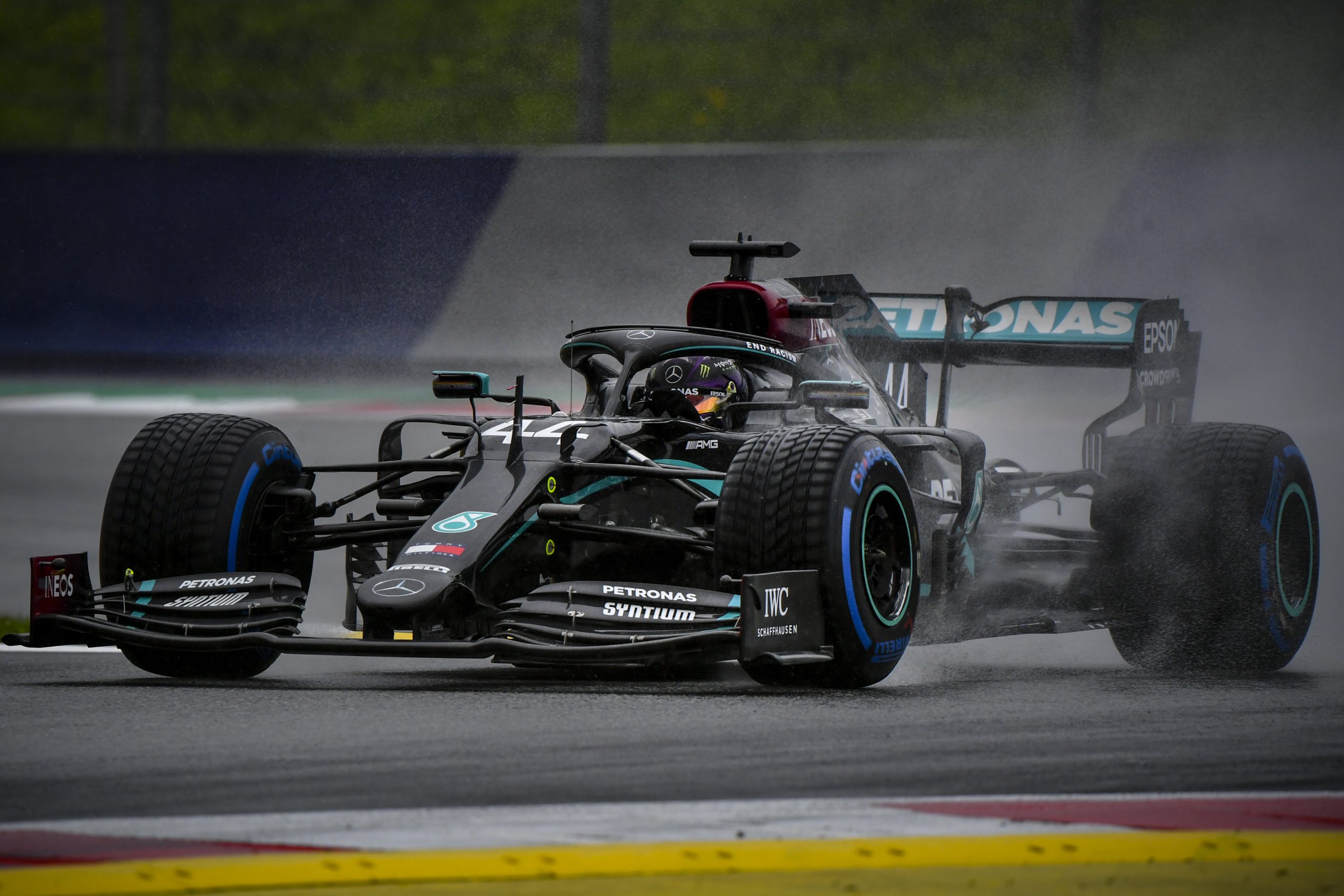 Lewis Hamilton atropela na chuva e conquista pole position no GP de Estíria